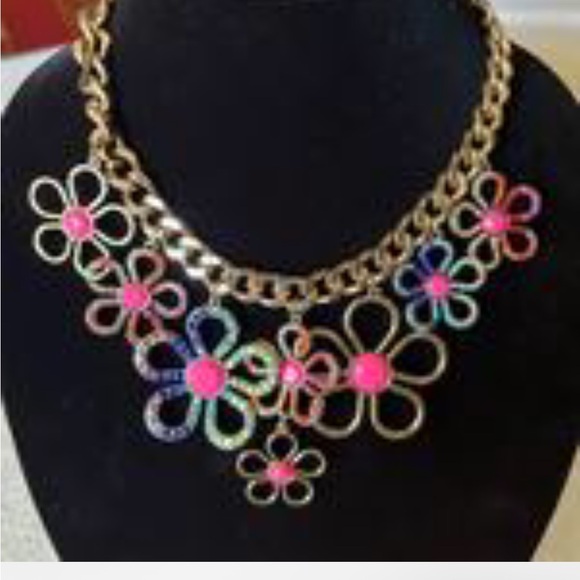 Betsy Johnson Striking curb chain necklace featuring playful flowers - Picture 1 of 3